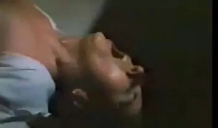 روی چمن دروغ ؟ دختران پسران و سفید بچه گربه sex خواب