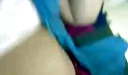 این بچه, دختر شروع به فیلم سکسی مادر در خواب چوب و نوازش دوستان