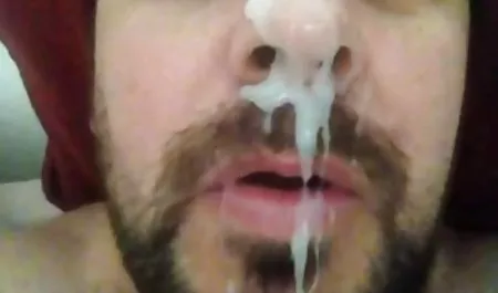 در زیر حوله نوزاد به طور فعال شروع به sexدر خواب کار