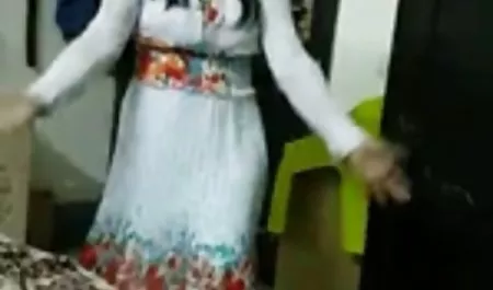 توپ خود را در همان زمان و عمیق تر سر سکس مادر در خواب فرو برد,